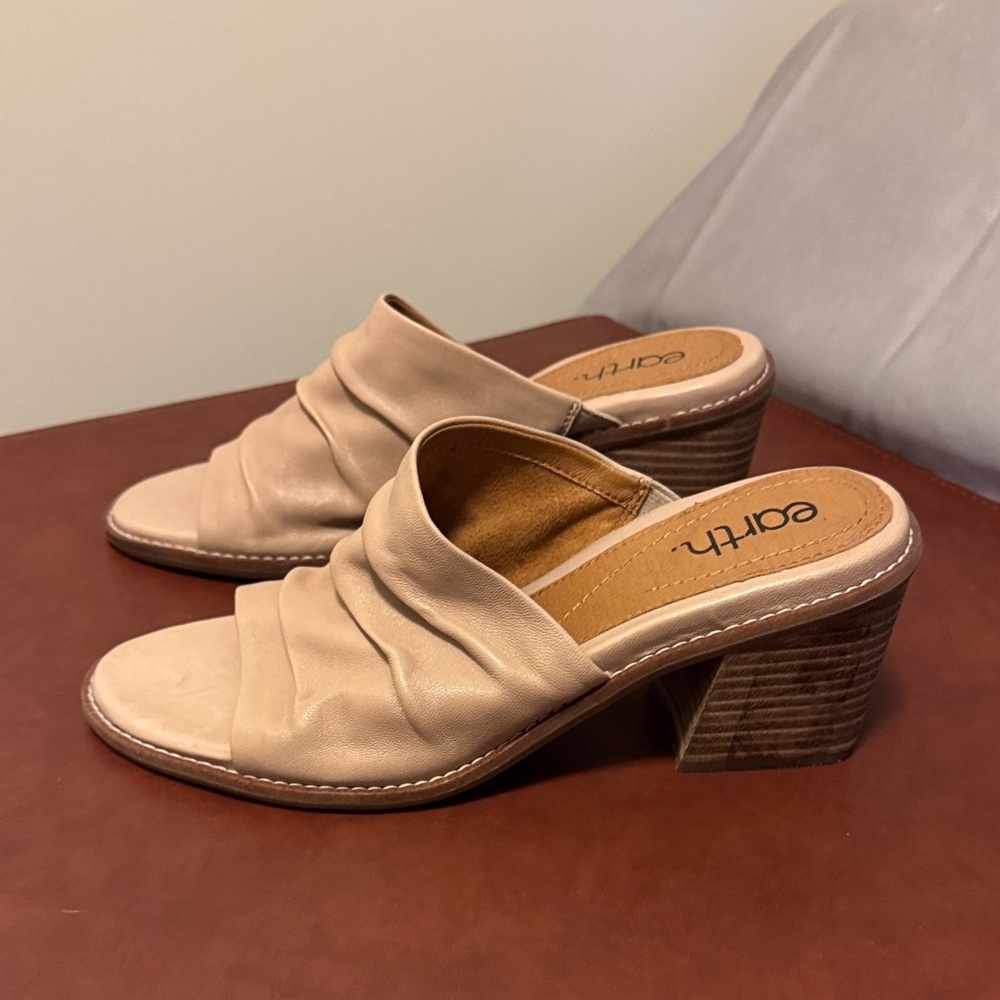 NEW Earth Women's Tan Ruched Mules - Picture 3 of 11